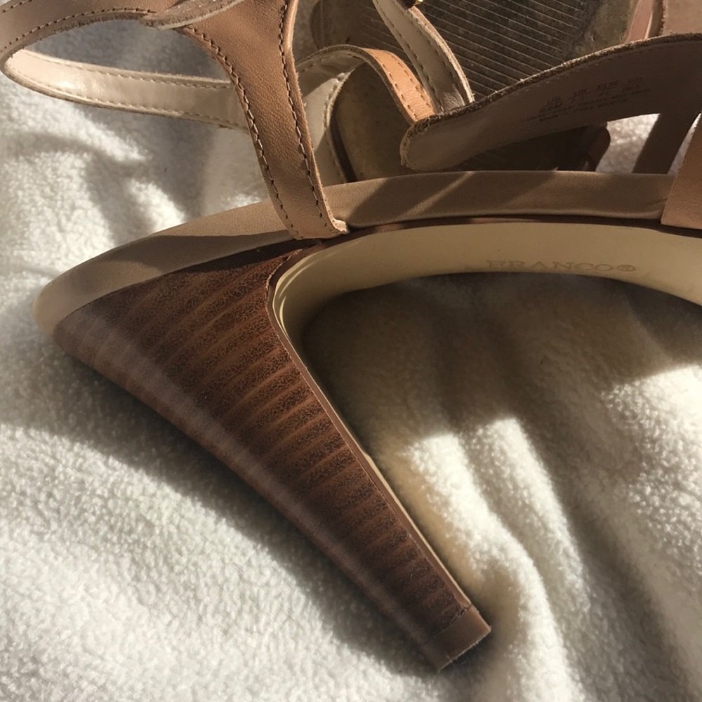 👡 Franco Sarto Tan Heels 👡 - Picture 8 of 10
